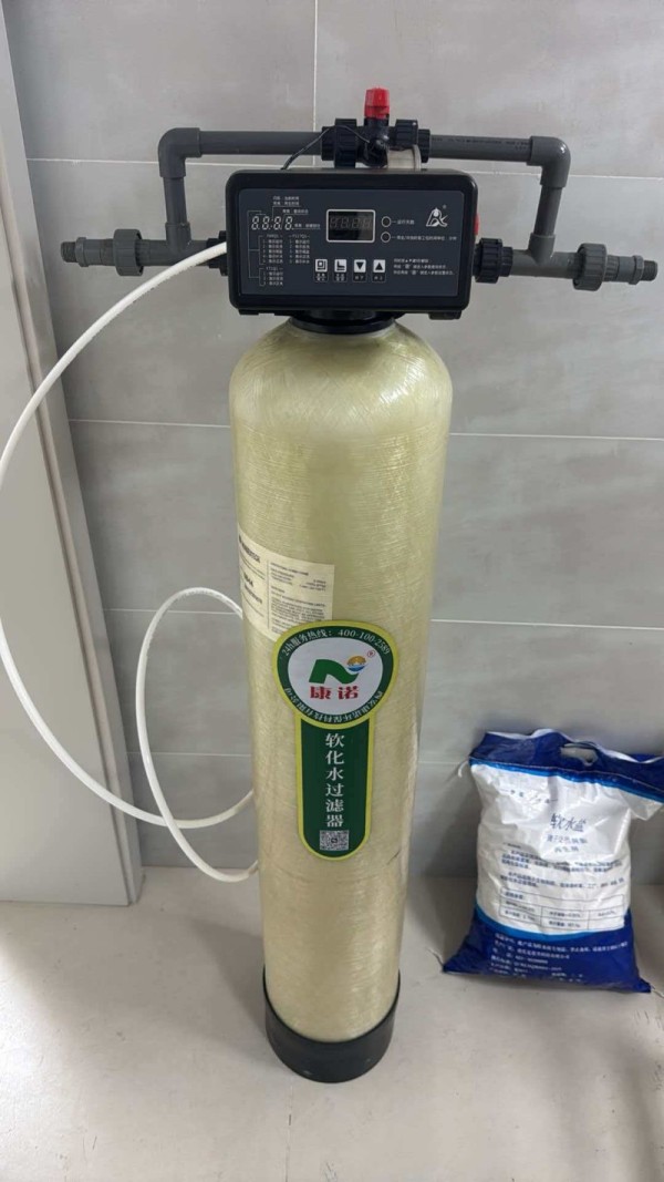 0.25吨软水器树脂罐盐箱就位安装