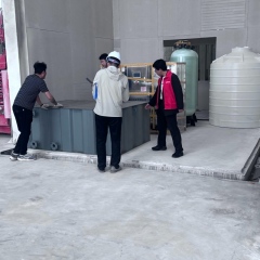 水处理成套设备抵达彬州现场进行卸车