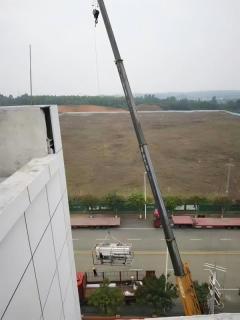 甘肃天水电子厂楼顶纯水设备吊装全景｜西安康诺 6 吨双级反渗透工程