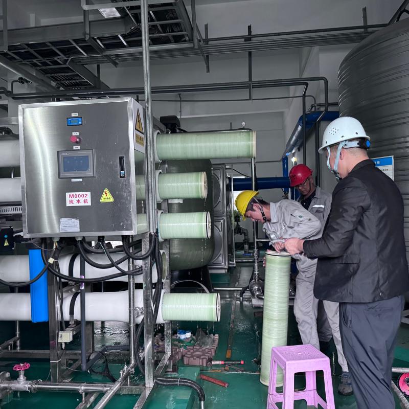 榆林神木生物厂区10T/H反渗透设备现场换膜施工，实地开展工业纯水设备运维改造作业。