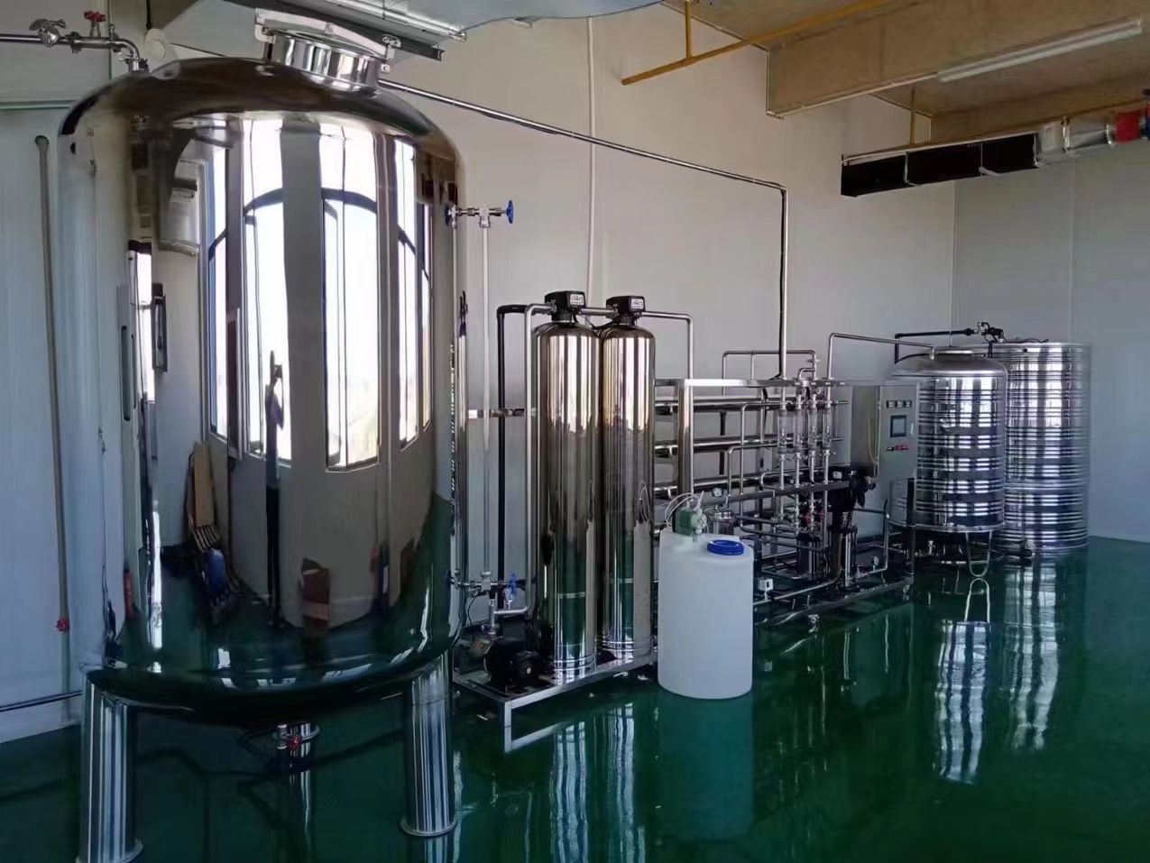 成套反渗透纯水机组车间实拍