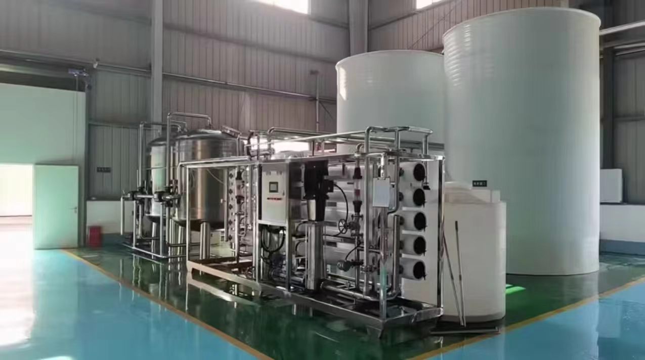 工业 RO 反渗透成套设备实拍，康诺技术人员检测膜组件运行参数。