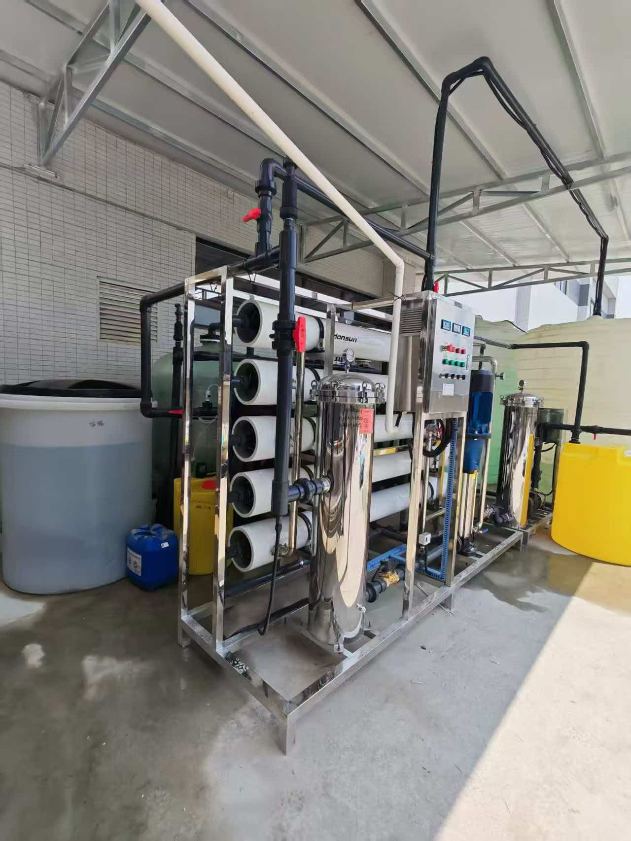 西安康诺工业反渗透纯水设备实拍，包含预处理罐体、反渗透主机、仪表控制系统，用于工业生产制备工艺纯水。